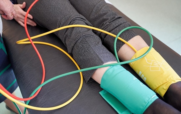 Đo huyết áp tay chân để tính chỉ số ABI Do-huyet-ap-tay-chan-de-tinh-chi-so-ABI